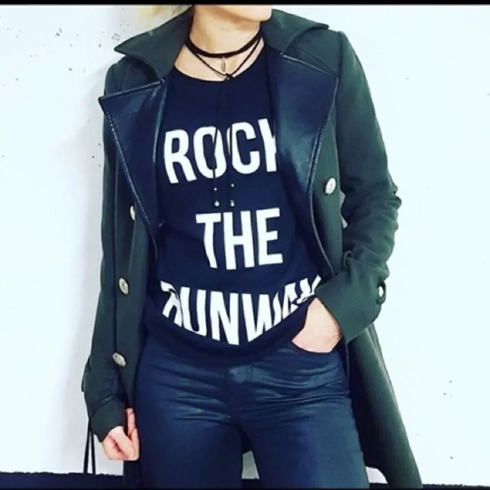 Victoria’s Secret Rock the runway Paris Short Sleeve t-shirt black Large